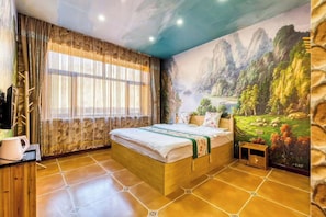 Decoración personalizada, muebles diferentes y cortinas blackout