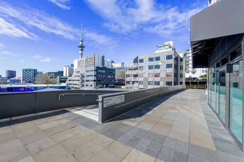 Spacious 2 Bedroom Close to City and Sky Tower