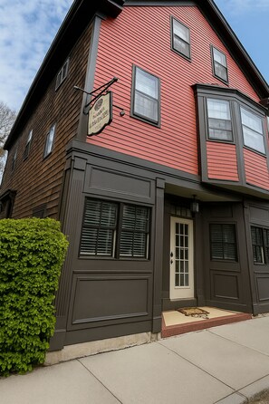 House - 86 Dr Marcus House - Popular Broadway Area (Newport)