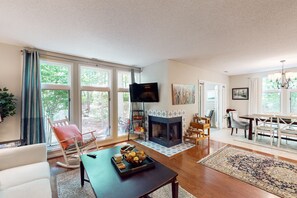 TV, fireplace