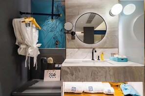 Een douche, een regendouche, gratis toiletartikelen, een haardroger
