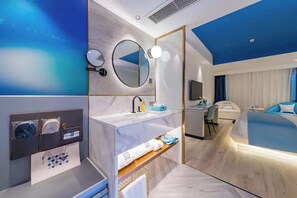 Signature Double Room, City View | Premium bedding, individually decorated, individually furnished, desk - Shanghai Lujiazui BaBaiBan LANOU Hotel (Shanghai)