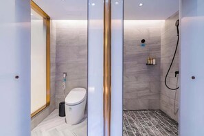 Een douche, een regendouche, gratis toiletartikelen, een haardroger