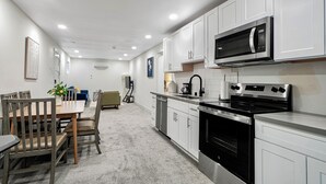 Private kitchen - Soothing Renovated 2-bedroom condo with AC & Laundry in vibrant Seattle Mt Baker (Seattle)