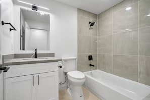 Haartrockner, Handtücher, Seife, Toilettenpapier