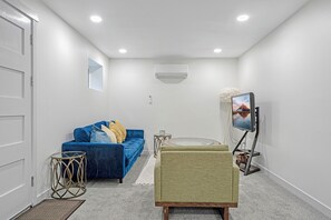 Living area - Soothing Renovated 2-bedroom condo with AC & Laundry in vibrant Seattle Mt Baker (Seattle)