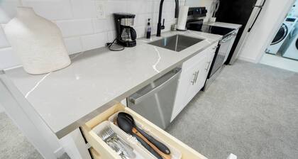 Soothing Renovated 2-bedroom condo with AC & Laundry in vibrant Seattle Mt Baker