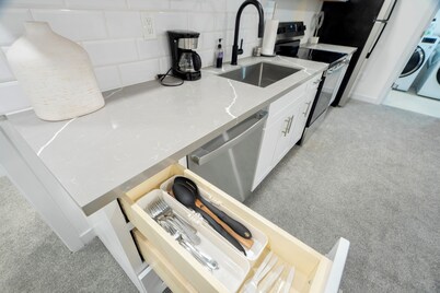 Soothing Renovated 2-bedroom condo with AC & Laundry in vibrant Seattle Mt Baker