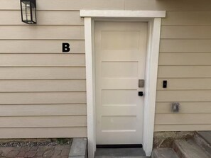 Exterior detail - Soothing Renovated 2-bedroom condo with AC & Laundry in vibrant Seattle Mt Baker (Seattle)