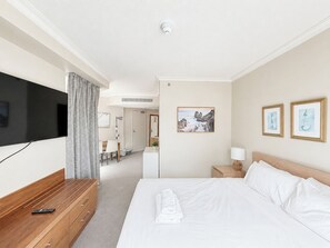 Schreibtisch, Bügeleisen/Bügelbrett, Bettwäsche