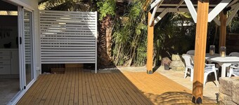 Private, clean and charming cottage, close to beaches, transport & restaurants.