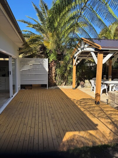 Private, clean & charming cottage, close to beaches, transport & restaurants.