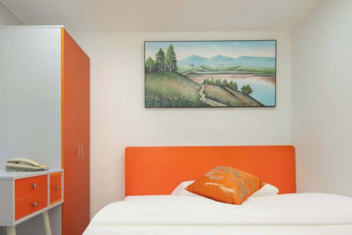 Suite – comfort | Skrivebord for bærbar PC og wi-fi (inkludert)