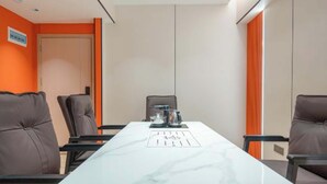 A conference room with a marble table, four leather chairs, and a coffee station. - Chengxing Hotel Apartment (Shenzhen)