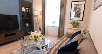 Cosy 1-Bedroom Flat, Walk to Beaches