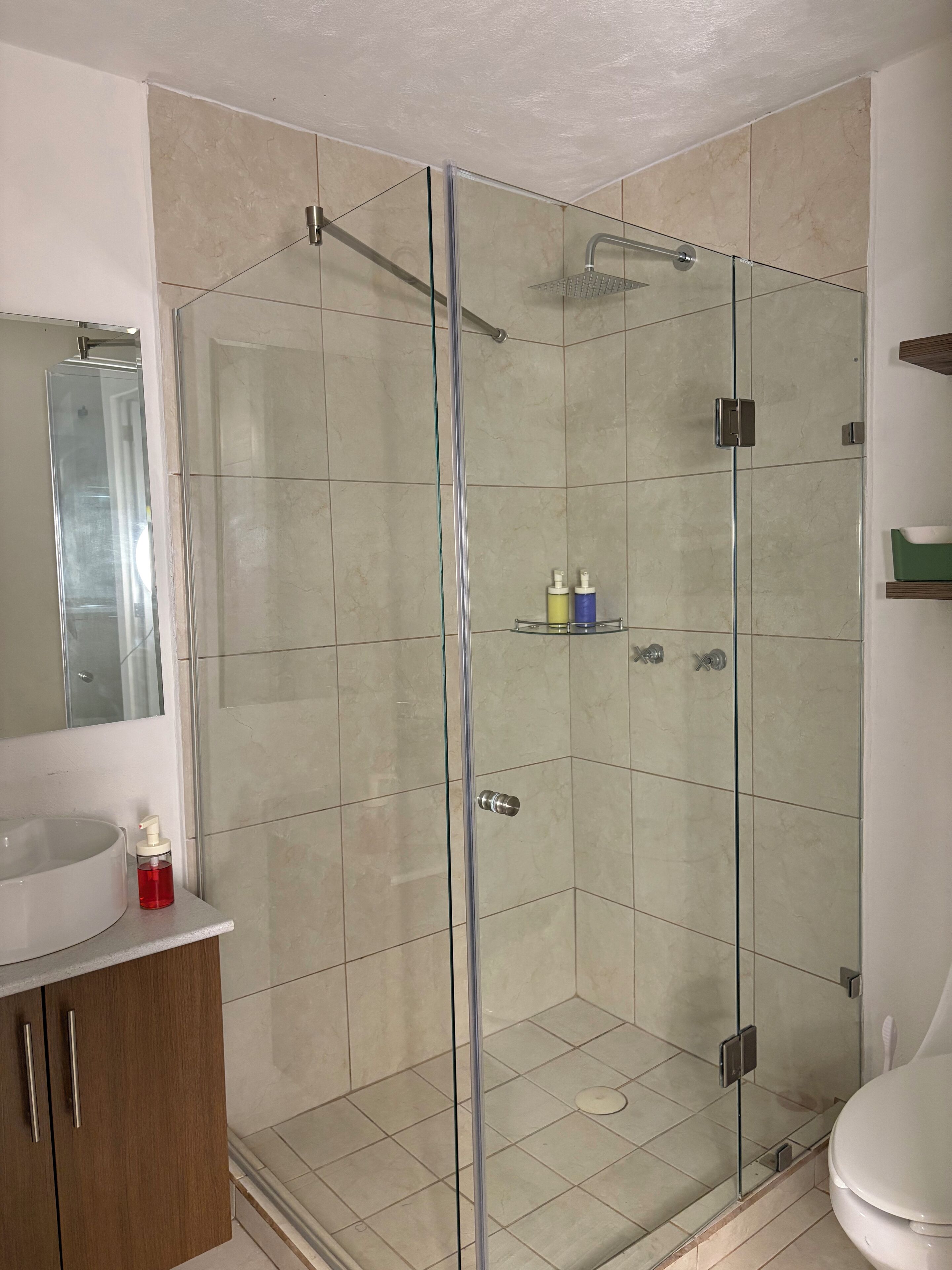 Een haardroger, handdoeken, zeep, toiletpapier