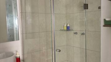 Een haardroger, handdoeken, zeep, toiletpapier