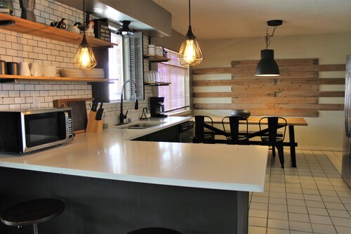 El Chuco Home W/ Pool, Pool Table,15 min Downtown