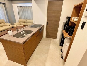 Room 803, Non Smoking | Private kitchen | Fridge, microwave, stovetop, cookware/dishes/utensils