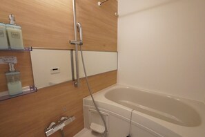 Duschwanne, Haartrockner, Handtücher, Shampoo
