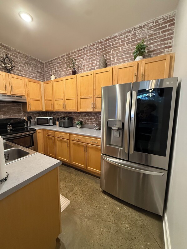 冷蔵庫、電子レンジ、オーブン、コンロ