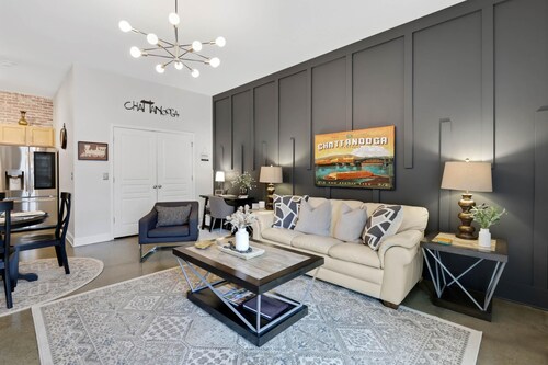 Cozy Vibes. Fast WiFi. King Bed. Free parking. Walkable Chattanooga Stay.