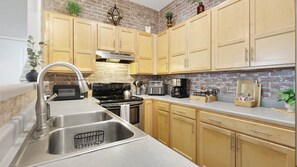 Fridge, microwave, oven, stovetop - Stylish Southside Retreat. Walk to Dining, Nightlife + Free Parking (Chattanooga)