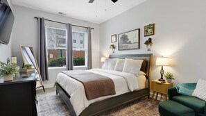 1 bedroom, desk, iron/ironing board, free WiFi - Stylish Southside Retreat. Walk to Dining, Nightlife + Free Parking (Chattanooga)