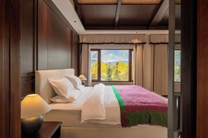 Suite panorámica, vistas al valle | Escritorio, espacio para trabajar con un portátil, cortinas opacas