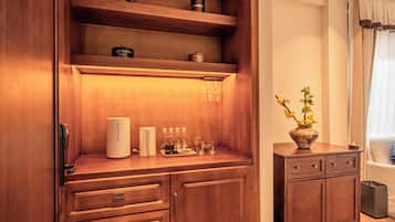 Executive Twin Room, City View | Desk, laptop workspace, blackout curtains, soundproofing