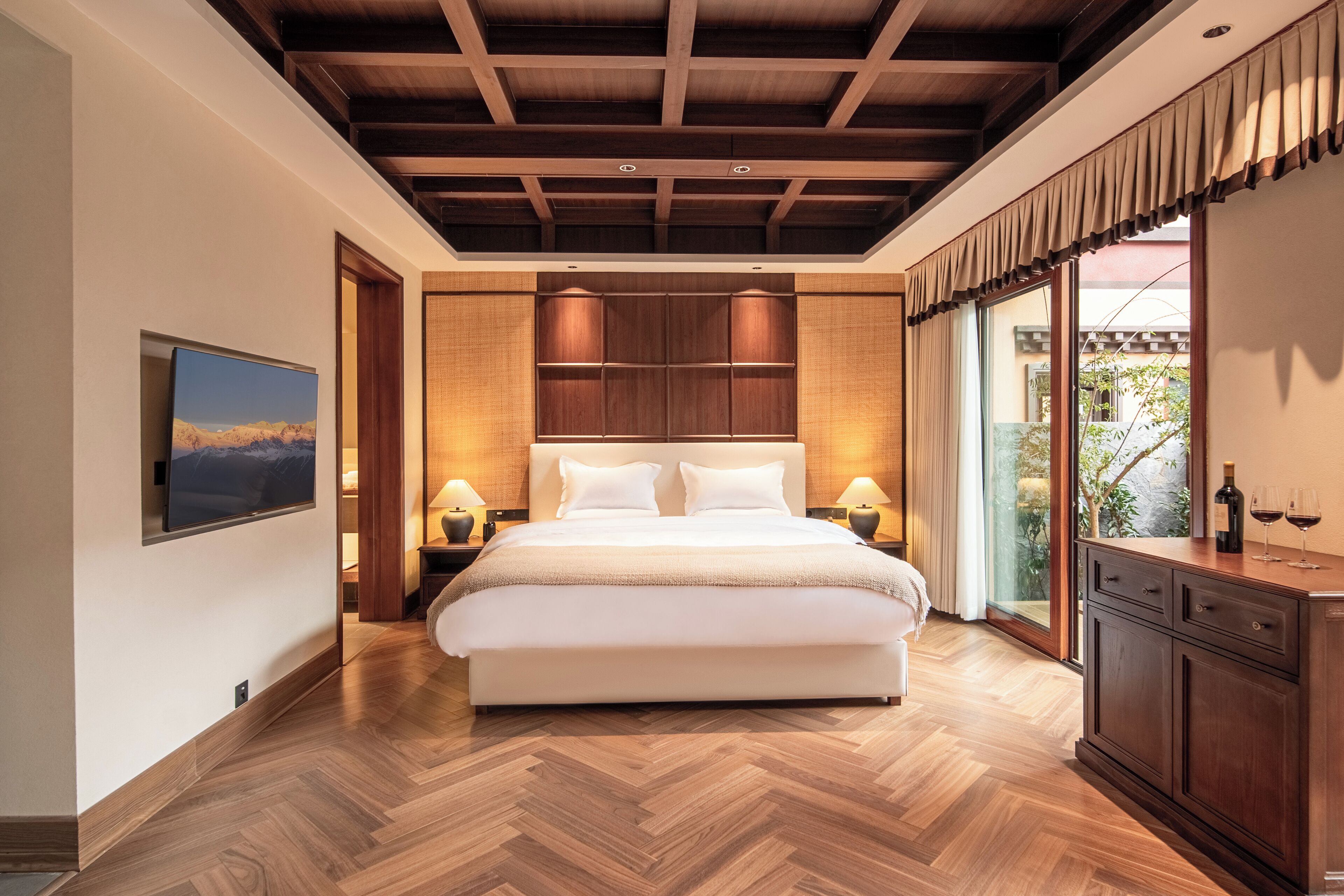 Escritorio, espacio para trabajar con laptop y cortinas blackout 