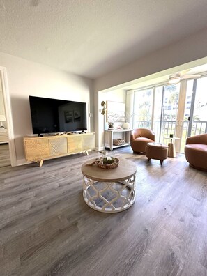 Living area - Beautiful 2-bedroom Condo Steps to the Beach. (Fort Pierce)