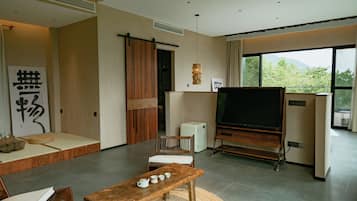 ห้องคอมฟอร์ทสวีท, ลานระเบียง, วิวภูเขา | โต๊ะทำงาน, พื้นที่ทำงานแบบใช้แล็ปท็อป, ผ้าม่านกันแสง, ห้องเก็บเสียง