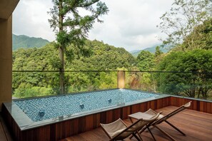 季节性开放的室外游泳池