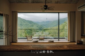 Quarto casal panorâmico, varanda, vista para a montanha | Escrivaninha, espaço de trabalho para notebook, cortinas blackout