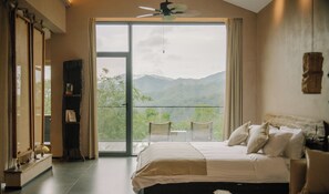 经典双人房, 露台, 山景 | 高档床上用品、迷你吧、办公桌、笔记本电脑工作区