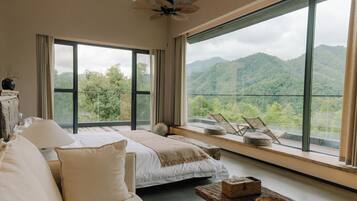 Habitación panorámica doble, patio, vistas a la montaña | Ropa de cama de alta calidad, minibar, escritorio