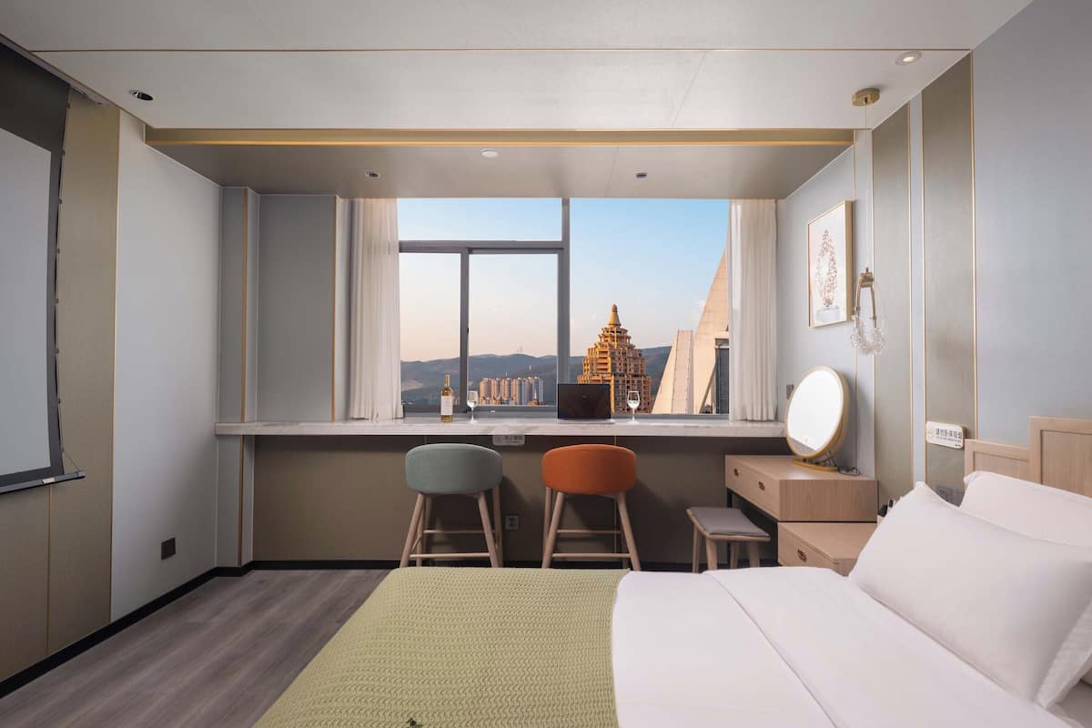 Laptop workspace, blackout curtains, free WiFi, bed sheets