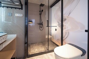 Regendusche, kostenlose Toilettenartikel, Haartrockner, Hausschuhe
