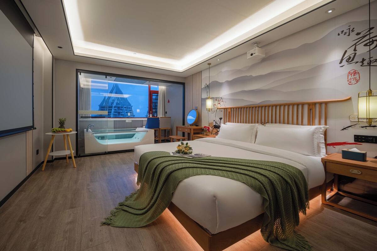 Laptop workspace, blackout curtains, free WiFi, bed sheets