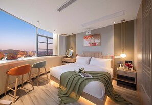 Laptop workspace, blackout curtains, free WiFi, bed sheets