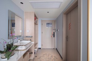 Phòng 2 giường đơn trung tâm thành phố, quang cảnh đồi núi | Phòng tắm | Vòi sen phun mưa, đồ dùng nhà tắm miễn phí, máy sấy tóc