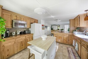 Apartment | 6 bedrooms - 2 Lake Cabins Pool+hottub Game Room 23acs (Highland Lake)