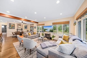 Apartment | 6 bedrooms - 2 Lake Cabins Pool+hottub Game Room 23acs (Highland Lake)