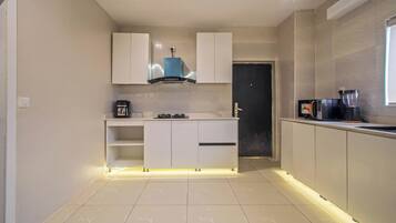 Superior Apartment, 2 Bedrooms, Balcony, City View | Private kitchen
