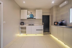 Superior Apartment, 2 Bedrooms, Balcony, City View | Dapur peribadi | Meja makan 