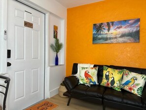 Living area - Charming 1-bedroom apartment in fabulous Miami for 3 persons (Miami)
