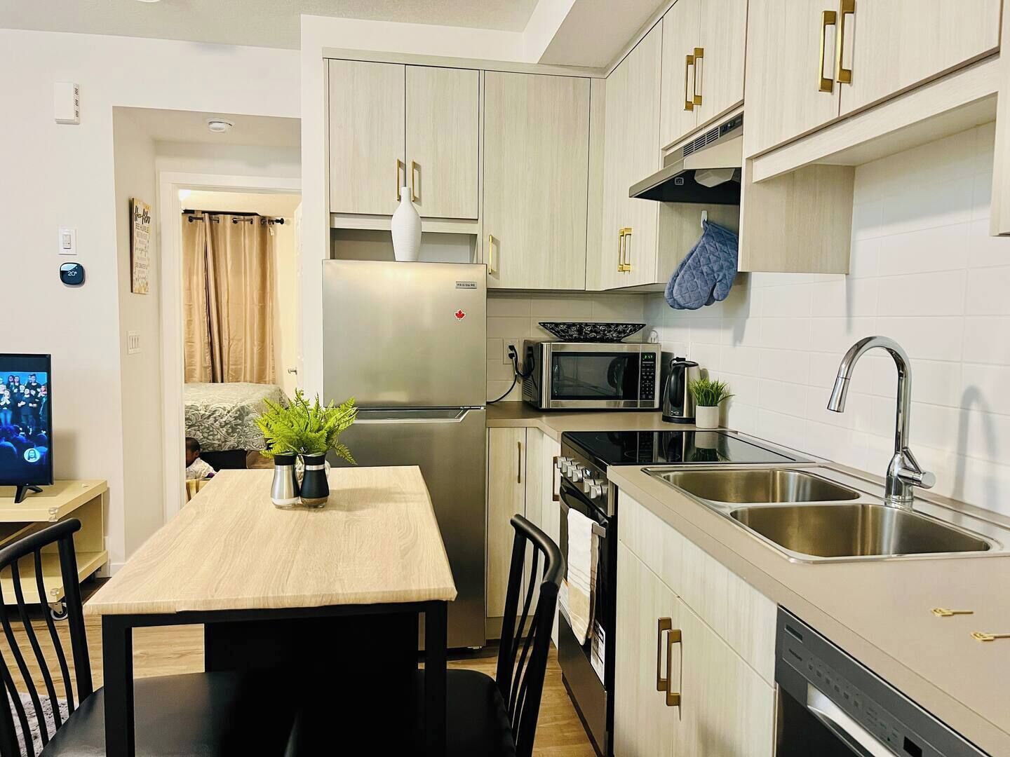 Cafetera/tetera, refrigerador, microondas, horno