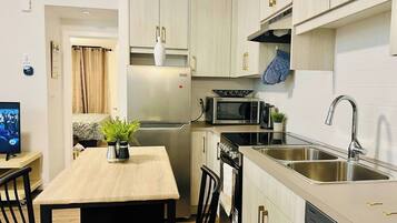 Cafetera/tetera, refrigerador, microondas, horno