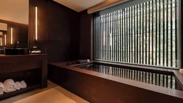 Seprai premium, selimut bulu angsa, minibar, dan didekorasi berbeda-beda